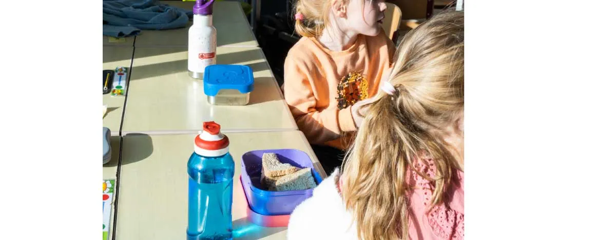 Kinderen eten in de klas