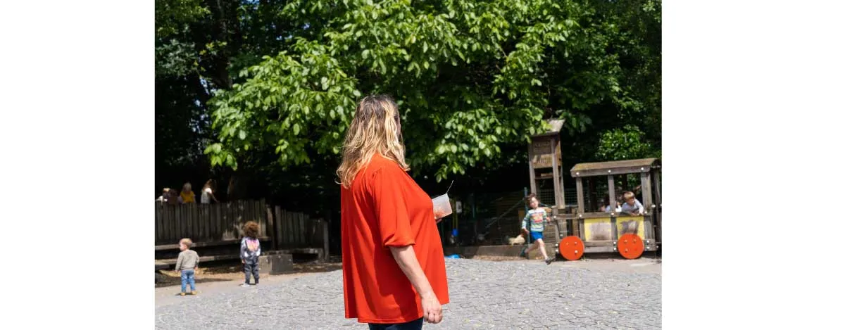 Middagbegeleider op de speelplaats