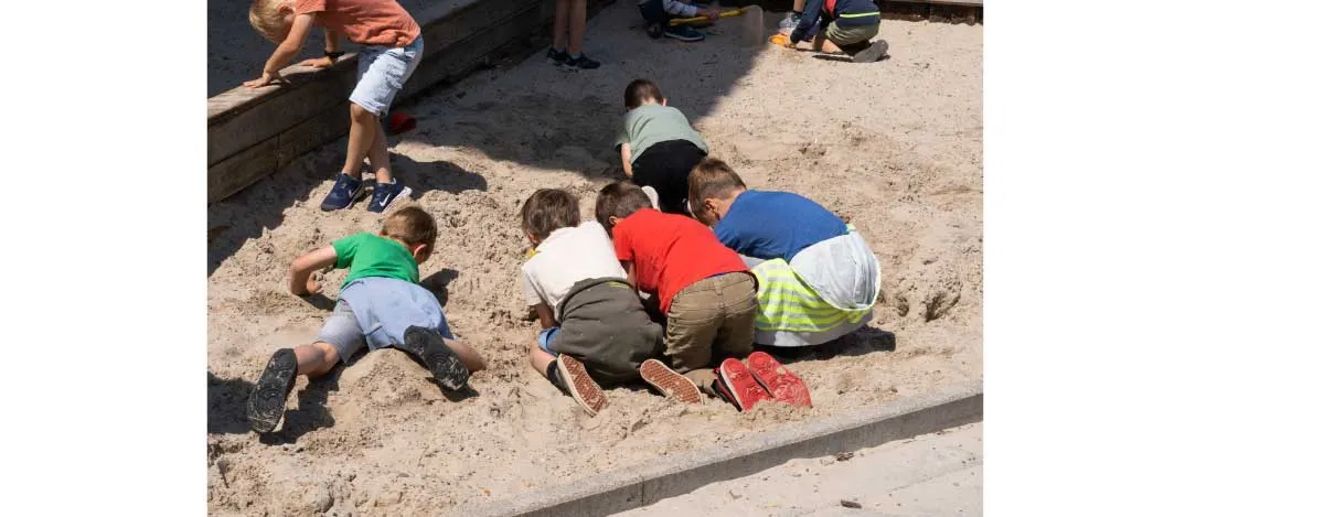 Kinderen spelen in zandbak op de speelplaats