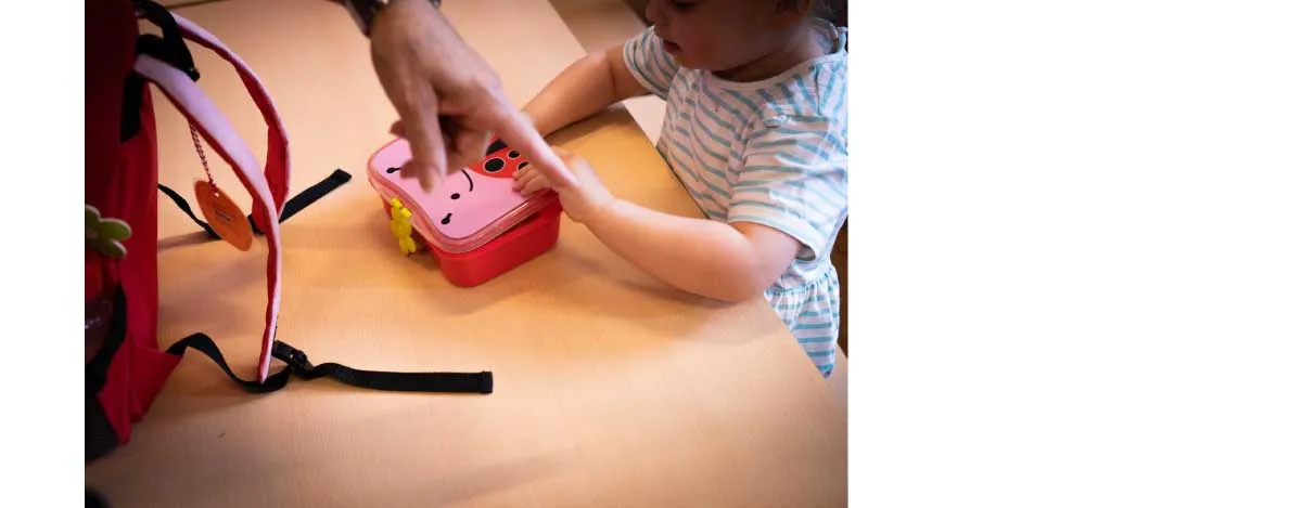 Kind met brooddoos tijdens lunchpauze