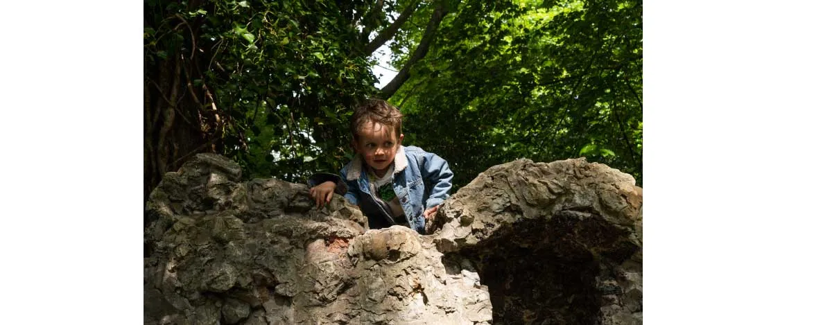 Kind klimt op soort grot op de speelplaats