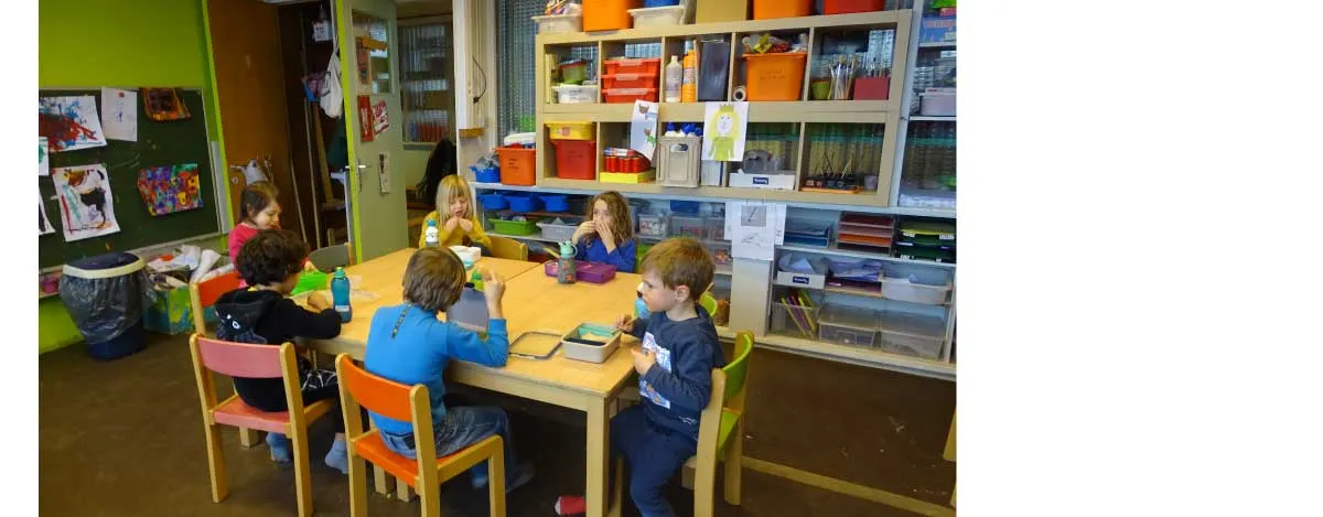 Kleuters eten samen boterhammen in de klas