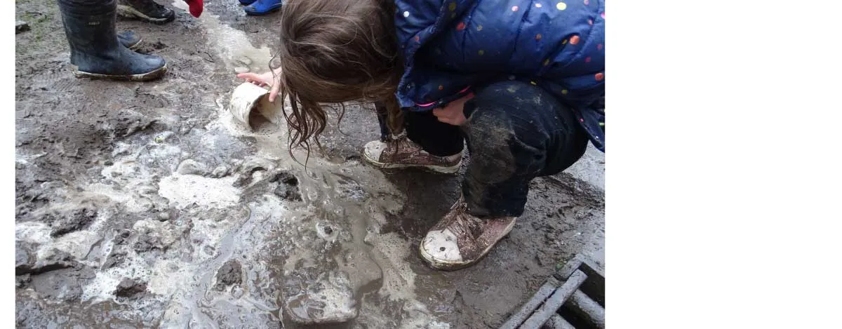 Kleuters spelen in de modder op de speelplaats
