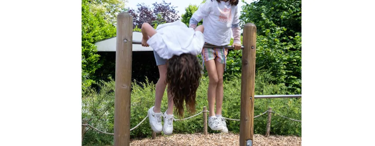 Kidneren turnen aan barre op speelplaats