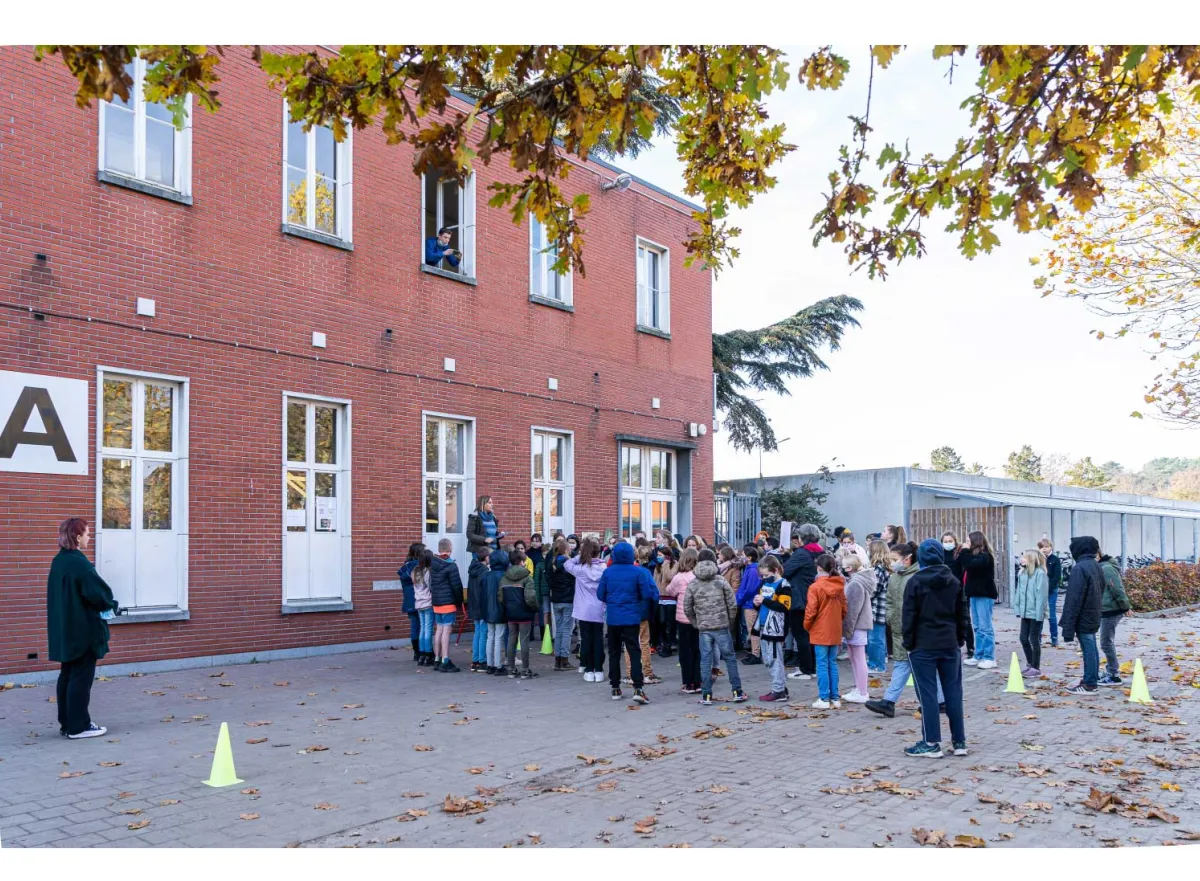 Kinderen staan in groep op de speelplaats