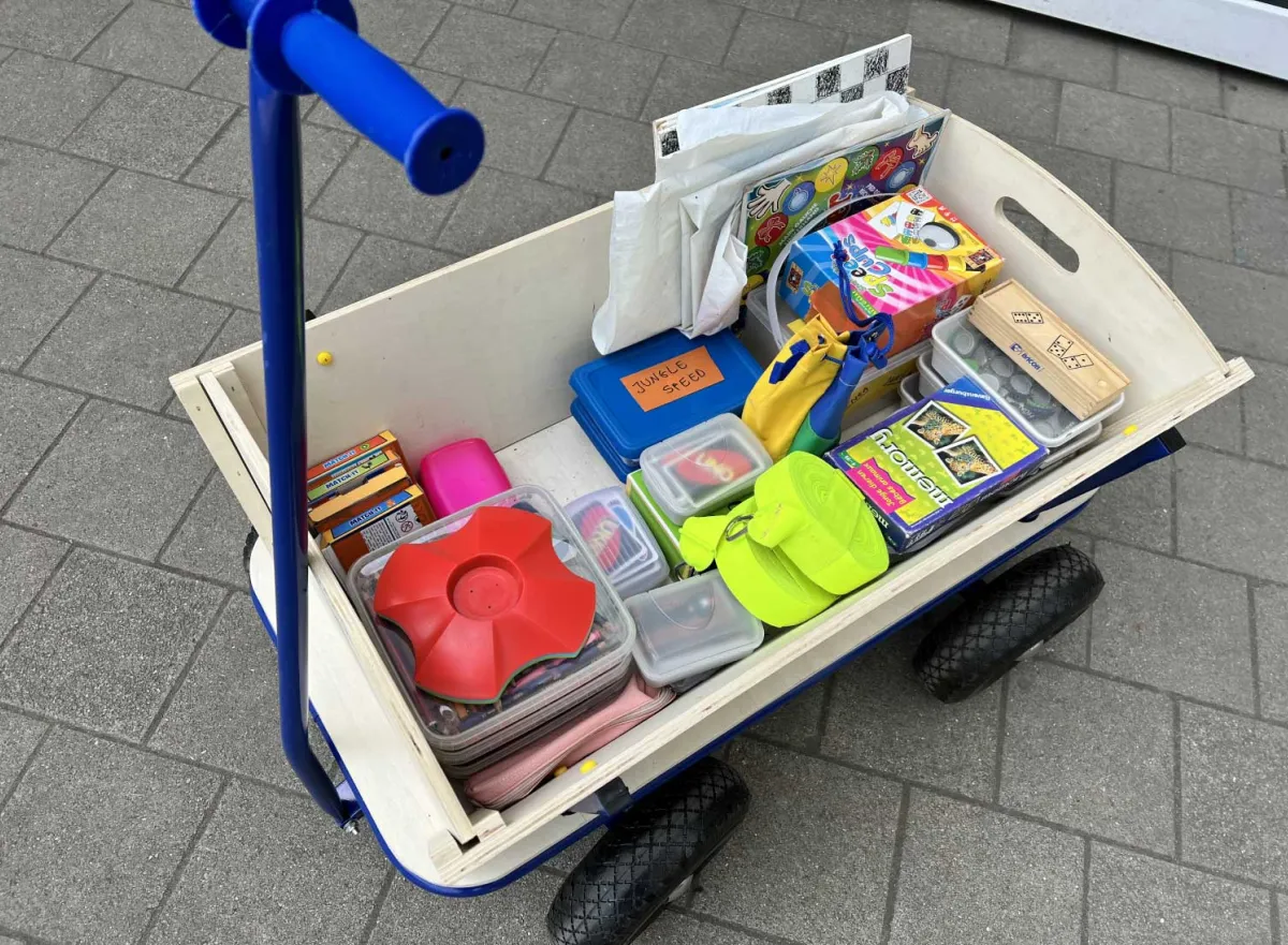 kar met spelmateriaal