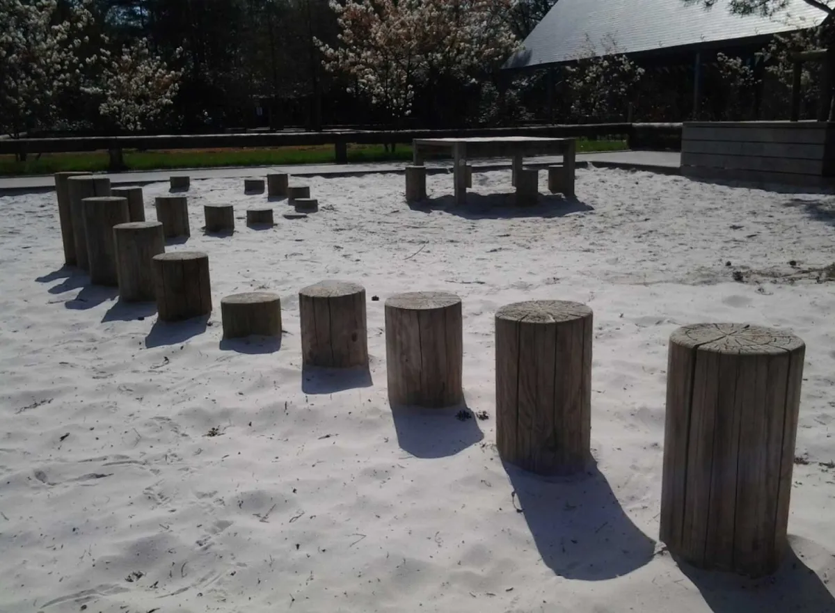 Zandbak met houten paaltjes in school