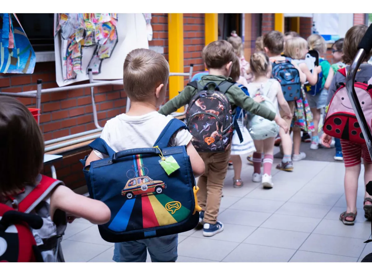 Schoolkinderen in de gang