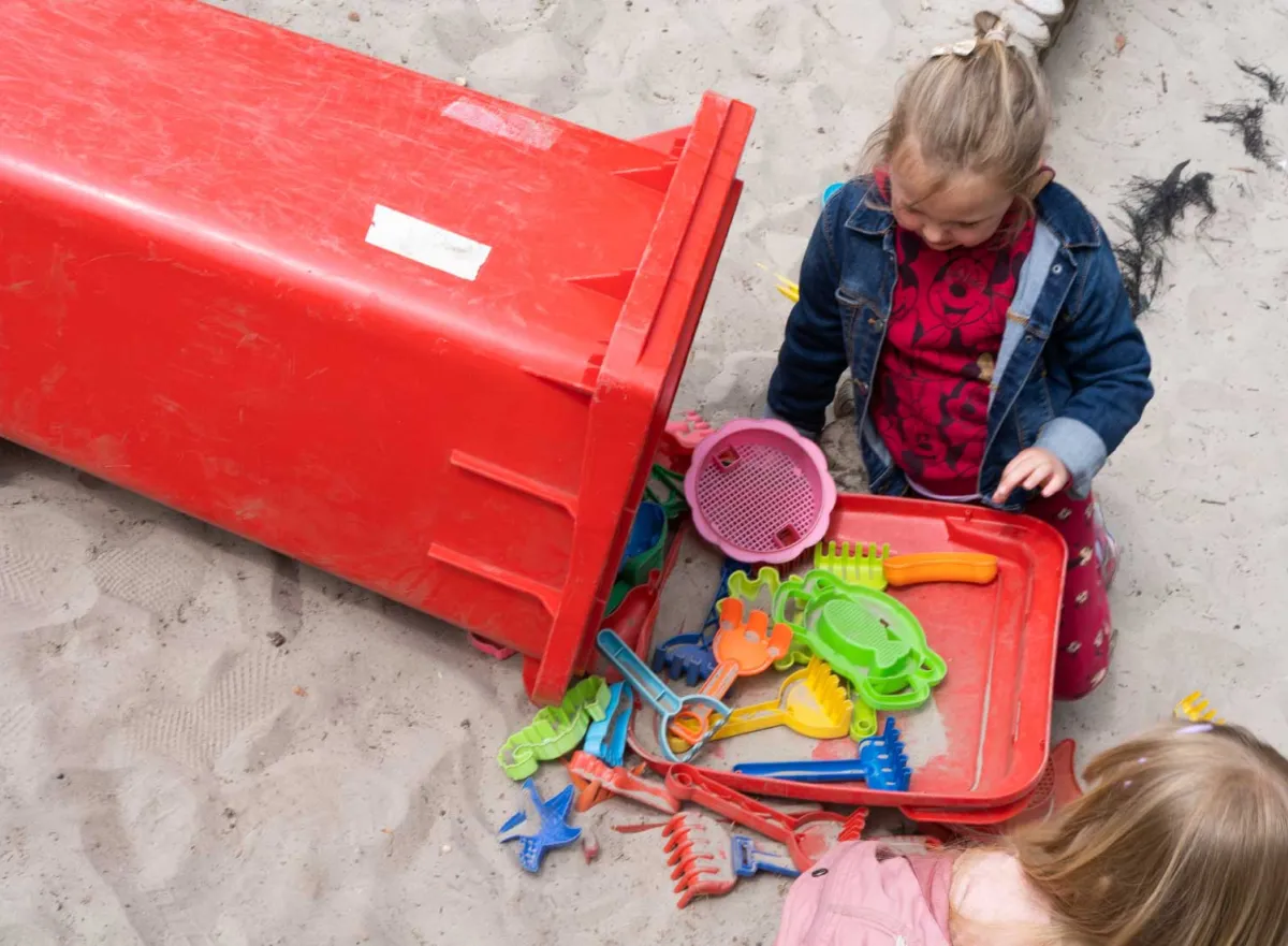 Kind speelt met zandbakspeeltjes