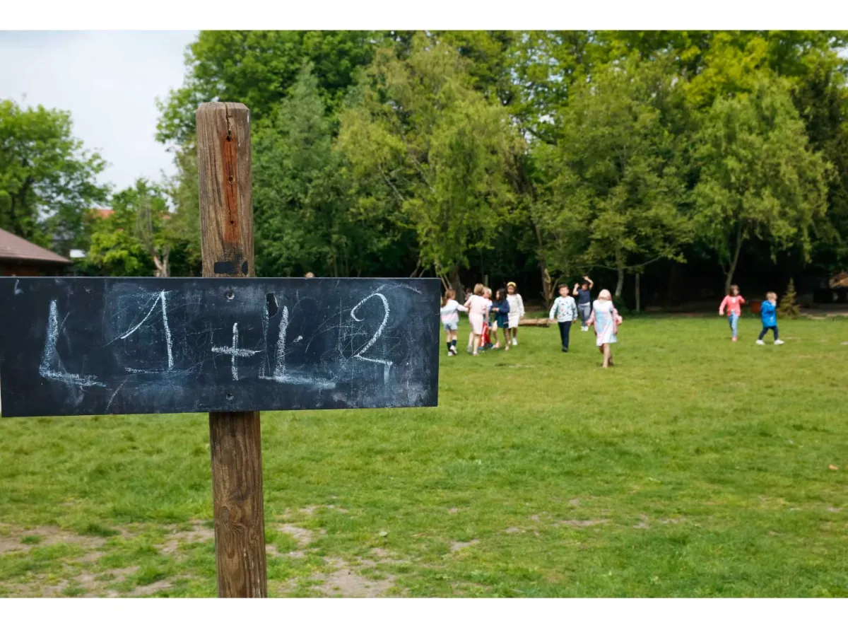 Voetbalveldje op de speelplaats met plakkaatje met welke klassen mogen spelen
