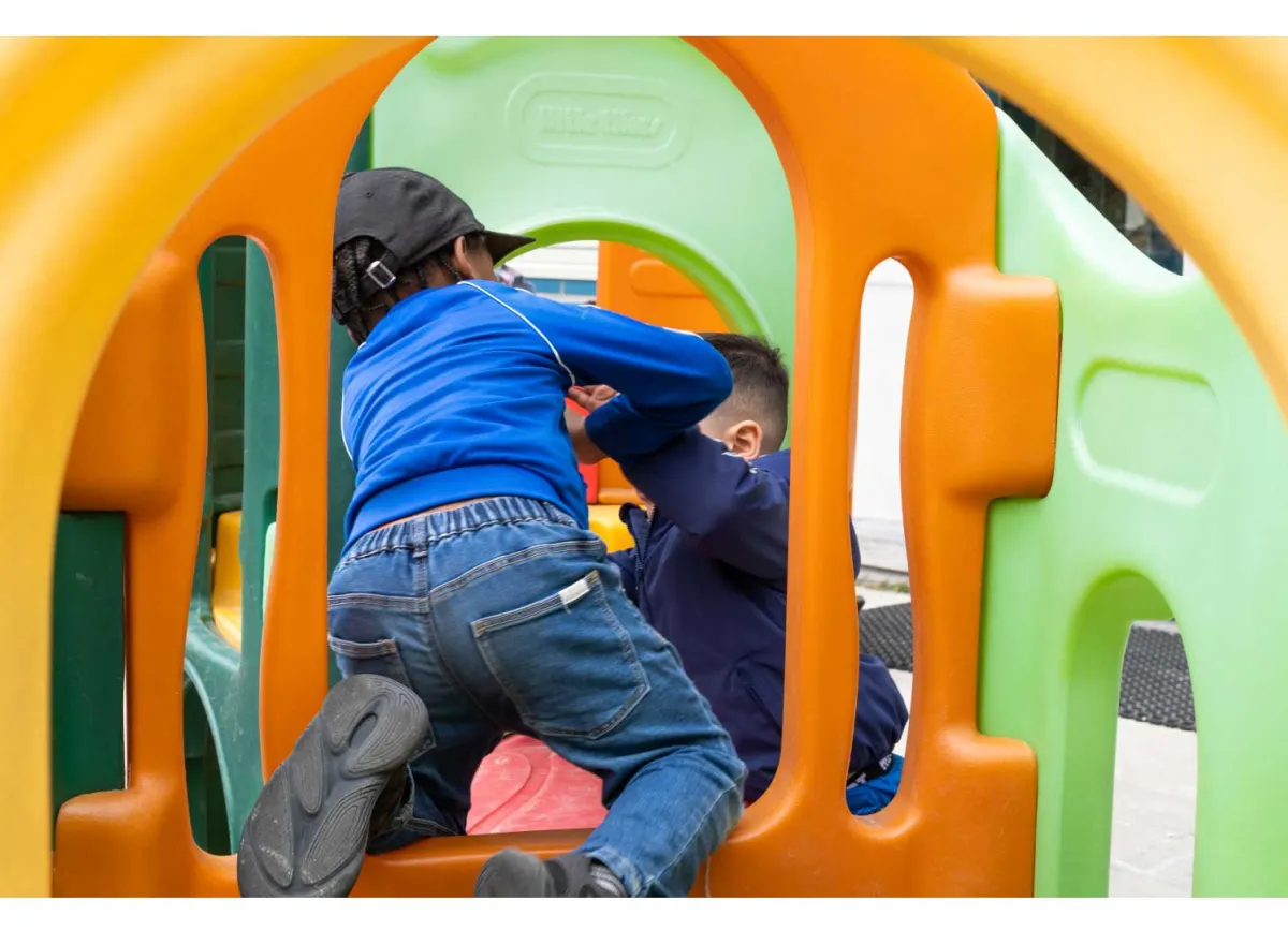 Twee kinderen spelen in speelhuisje op de speelplaats