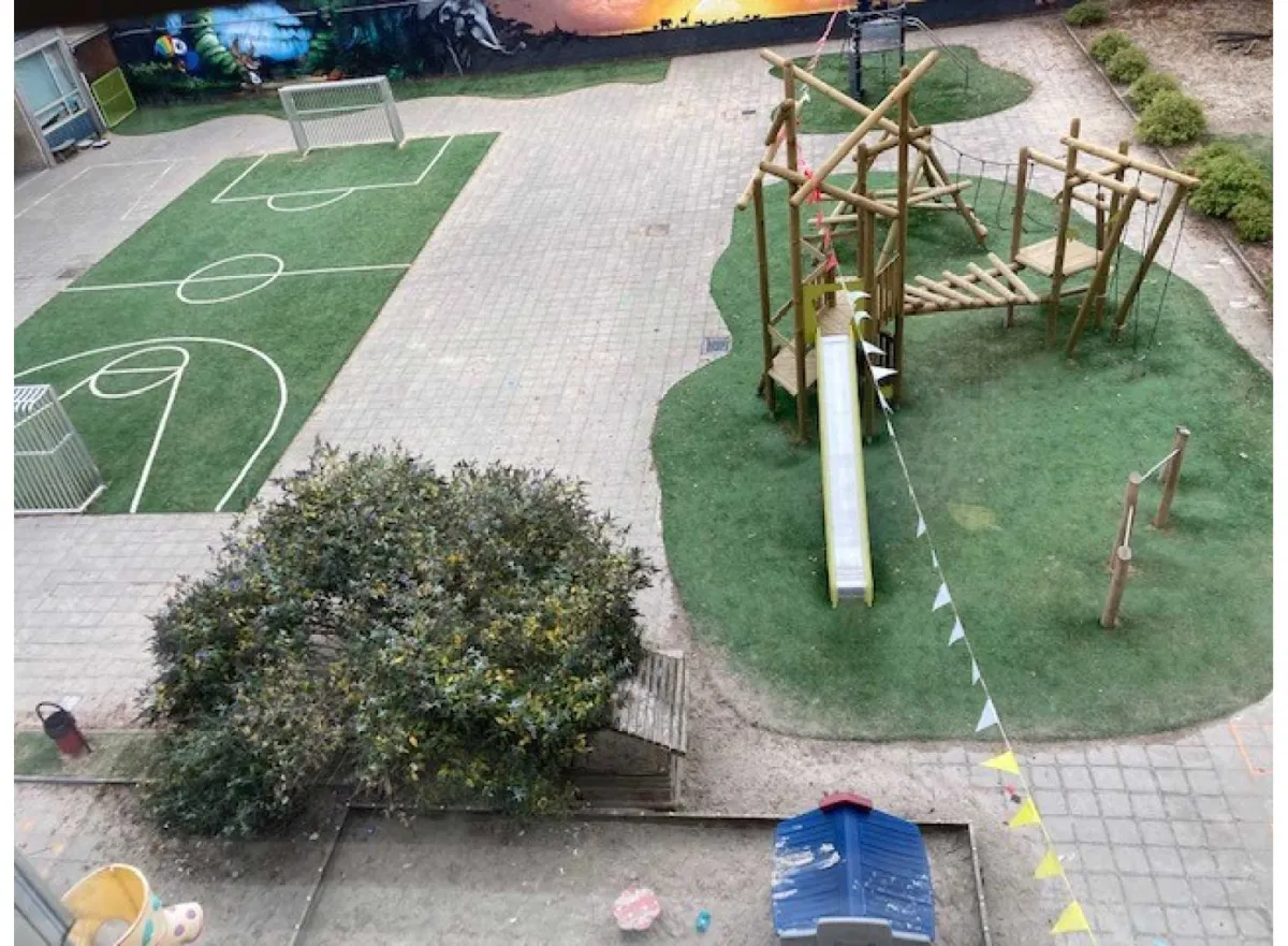 Lege speelplaats met afgelijnd voetbalveld en klimrek