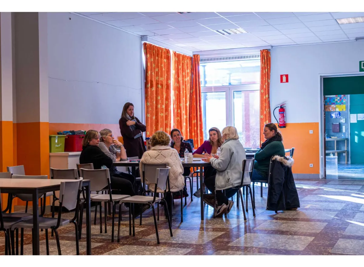 Middagbegeleiders vergaderen met directeur en onderzoekers