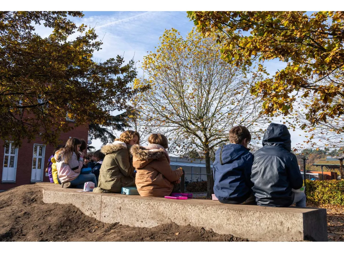 Kinderen zitten op een rijtje op een berg