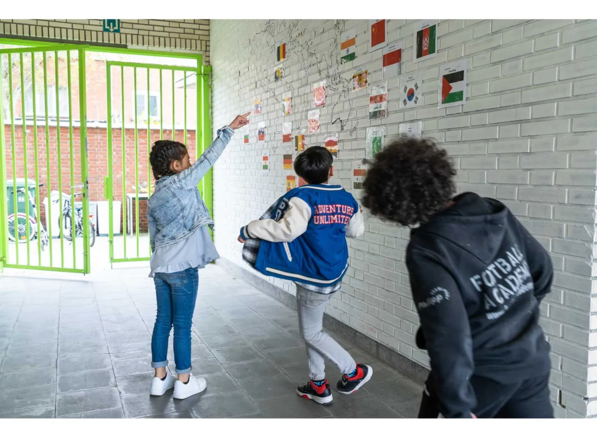 Kinderen in de gang op de speelplaats