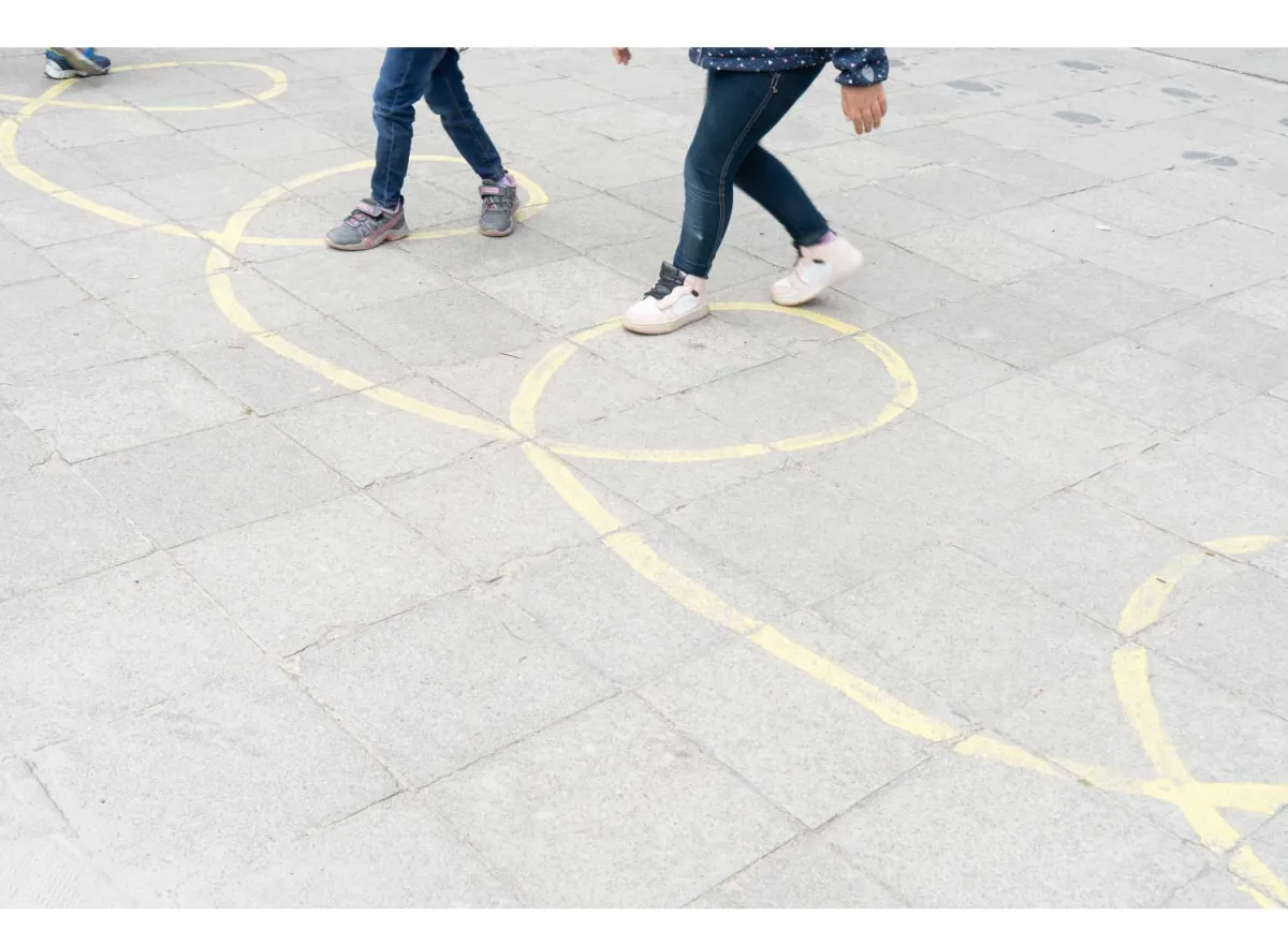 Kinderen spelen op geschilderde cirkels op de speelplaats