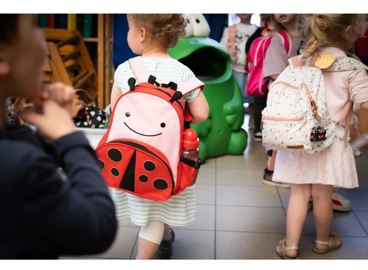 Kinderen in de gang met rugzak