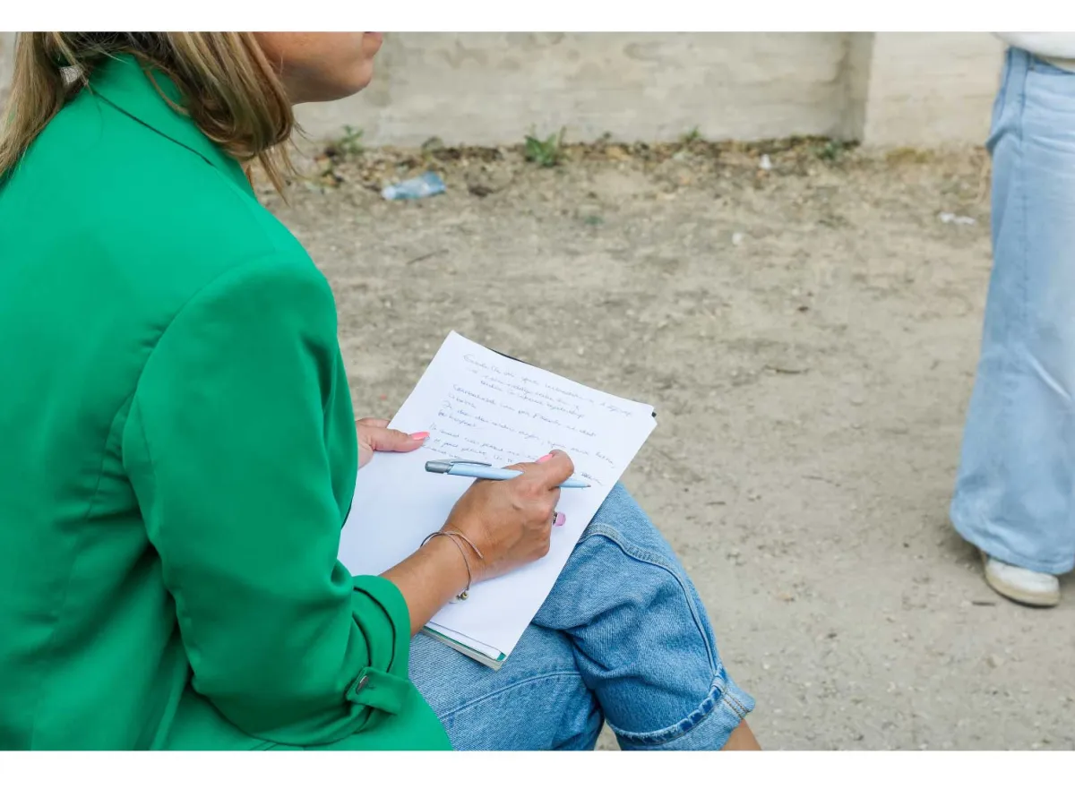 Onderzoeker op de speelplaats schrijft in schrift