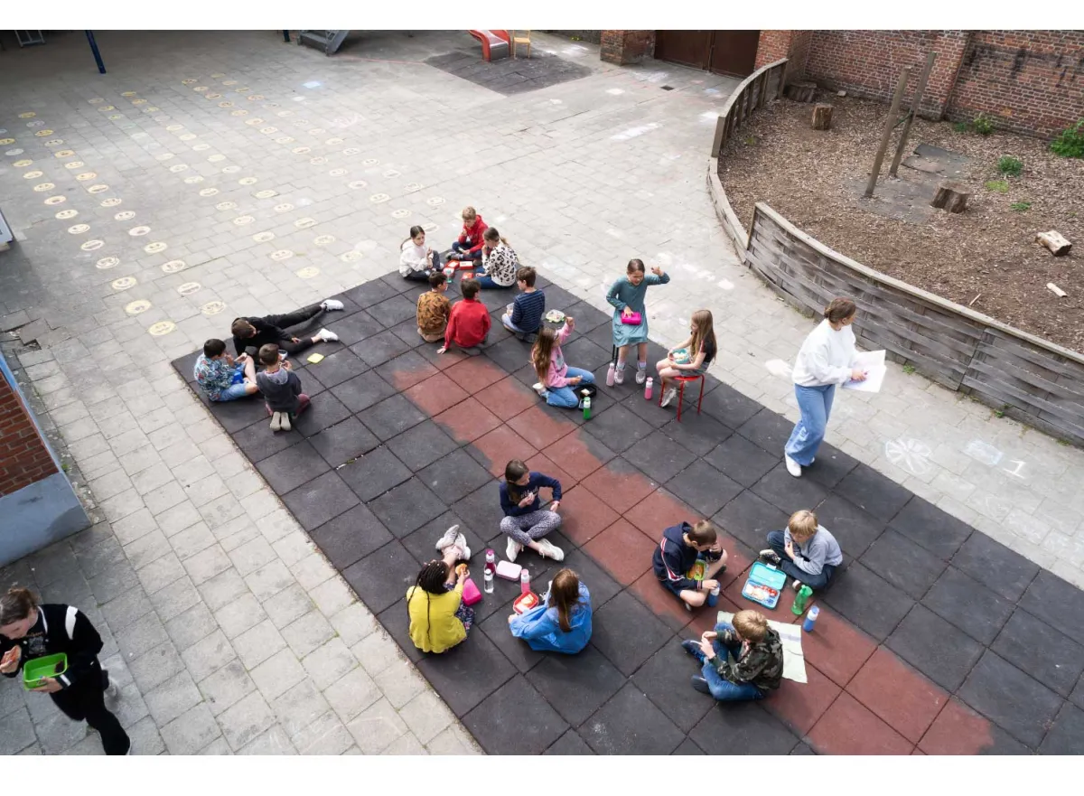 Kinderen eten op de speelplaats