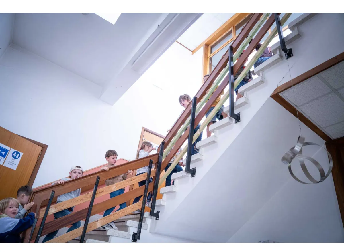 Kinderen op de trap op school