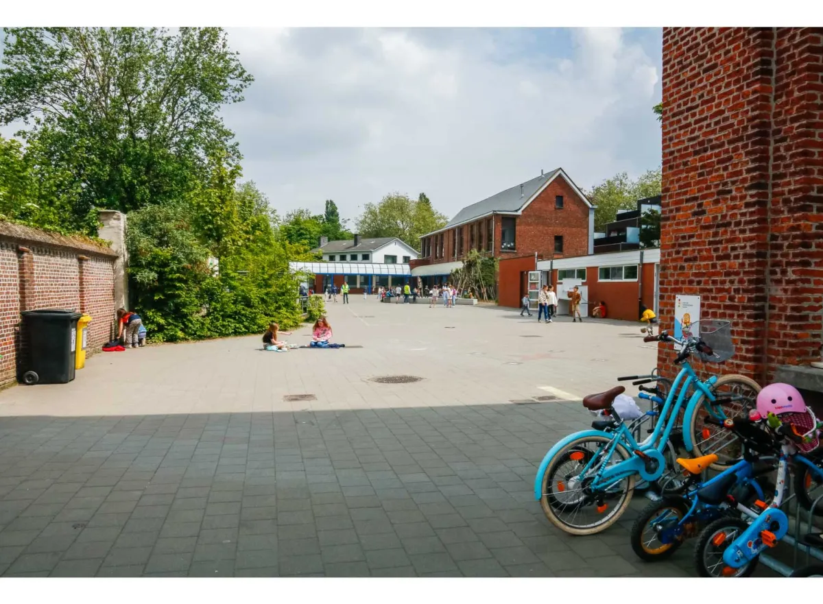 Speelplaats met fietsjes aan de zijkant