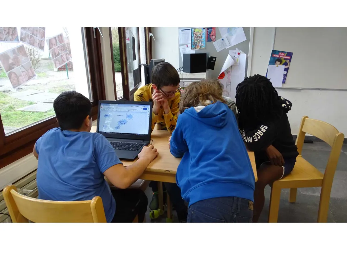 Kinderen werken samen aan een filmpje